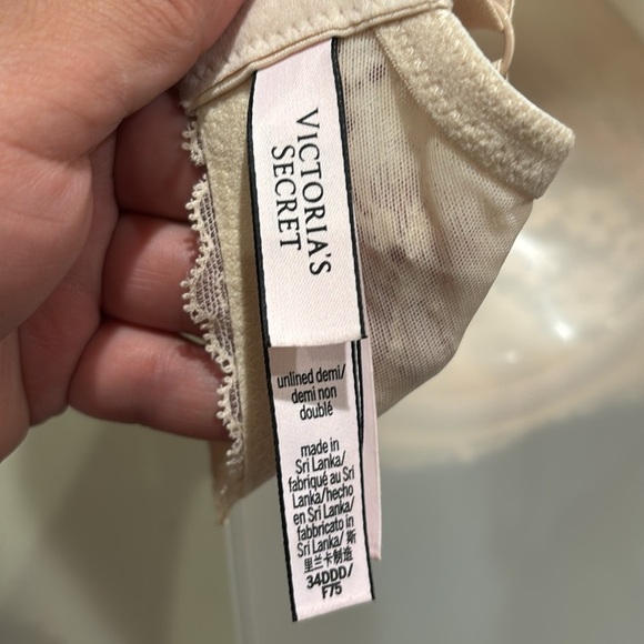 Victoria's Secret Lace Bra in Cream and Tan - Picture 2 of 4